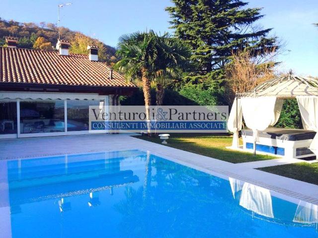 Villa Indipendente in vendita a Lonato, Lombardia