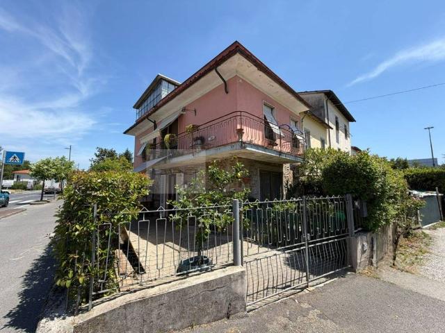 Villa Schiera in vendita a Bagni Di Lucca Ponte, Toscana