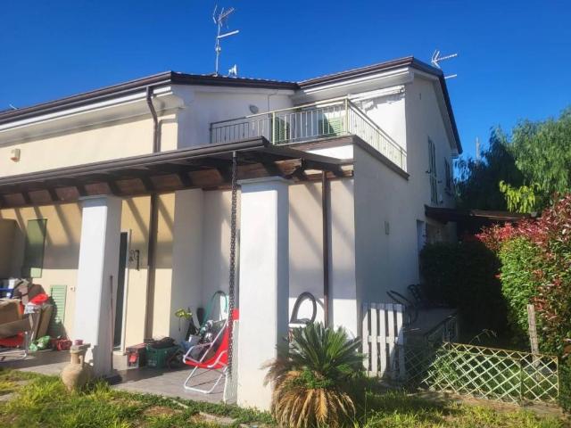 Villa Schiera in vendita a Dogana, Luni