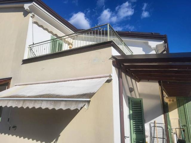 Villa Schiera in vendita a Dogana, Luni
