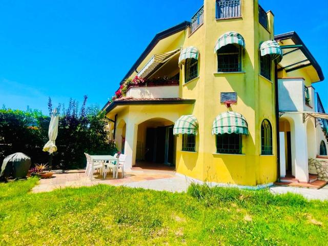 Villa Schiera in vendita a Dogana, Luni