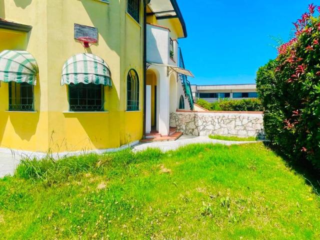 Villa Schiera in vendita a Dogana, Luni