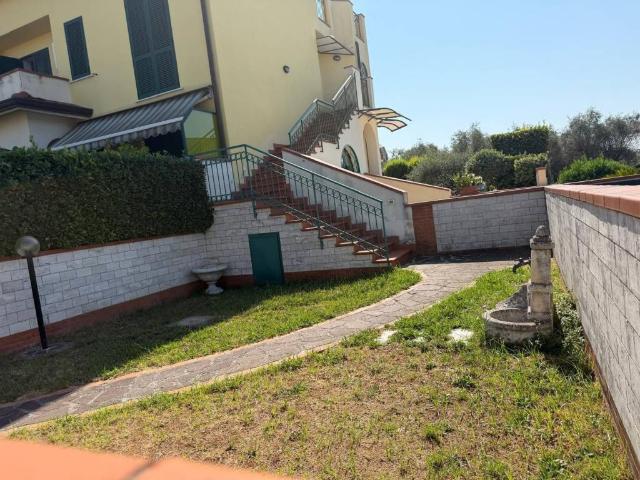 Villa Schiera in vendita a Dogana, Luni