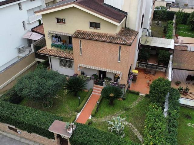 Villa Schiera in vendita a Lusciano, Campania