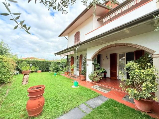 Villa Schiera in vendita a Marina di Massa, Marina Di Massa