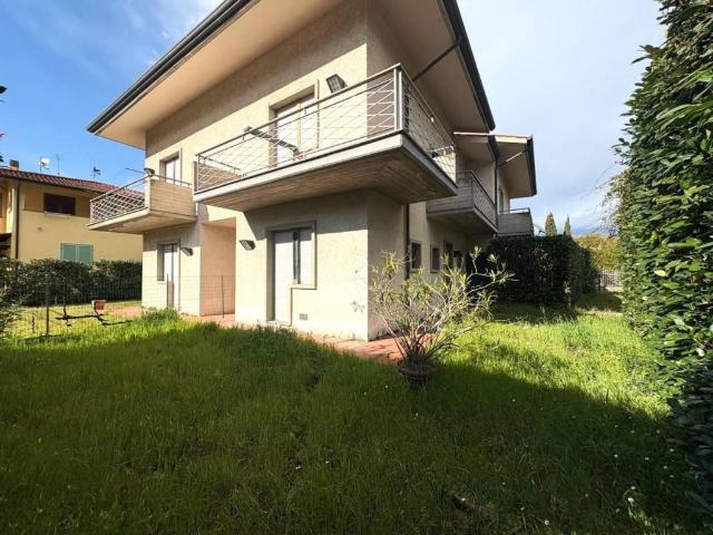 Villa Schiera in vendita a Marina di Massa, Marina Di Massa