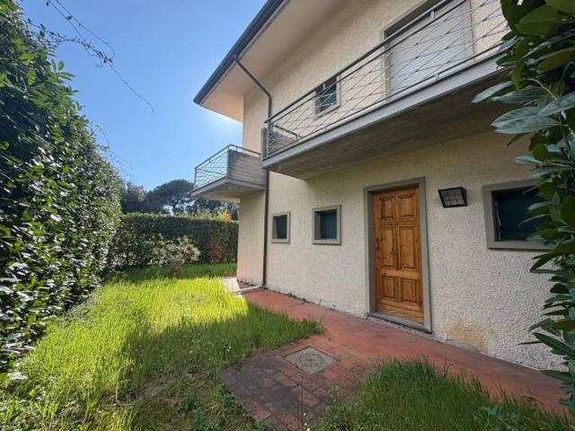 Villa Schiera in vendita a Marina di Massa, Marina Di Massa