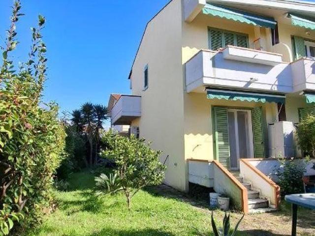 Villa Schiera in vendita a Marina di Massa, Marina Di Massa