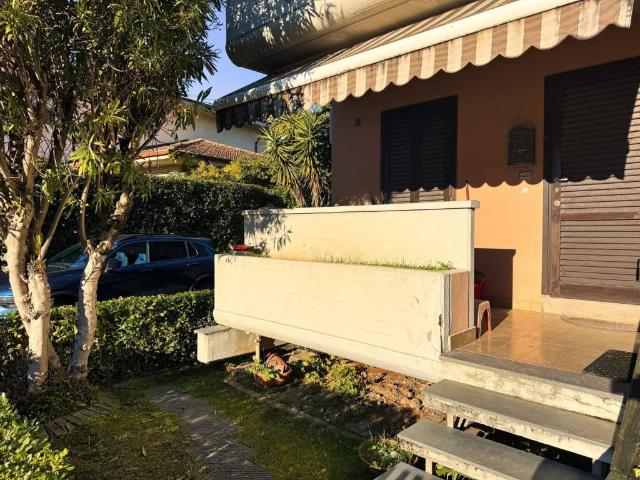 Villa Schiera in vendita a Marina di Massa, Marina Di Massa