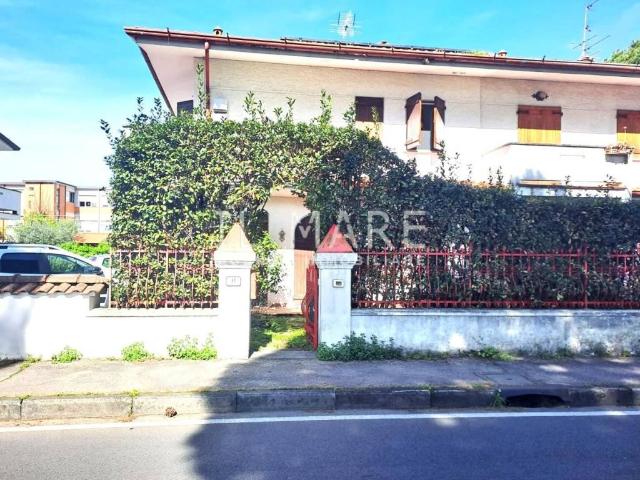 Villa Schiera in vendita a Marina di Massa, Marina Di Massa