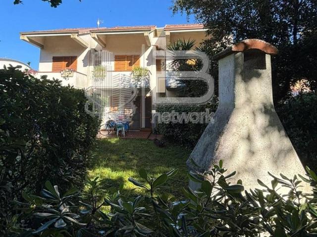 Villa Schiera in vendita a Marina di Massa, Marina Di Massa