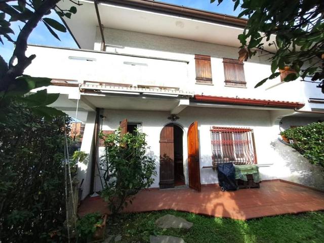 Villa Schiera in vendita a Marina di Massa, Marina Di Massa
