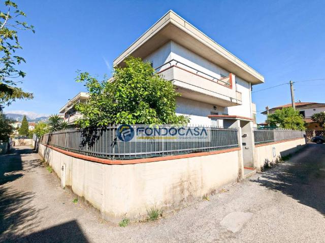 Villa Schiera in vendita a Marina di Massa, Marina Di Massa