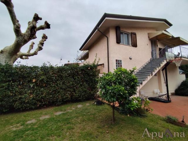 Villa Schiera in vendita a Marina Di Massa, Toscana