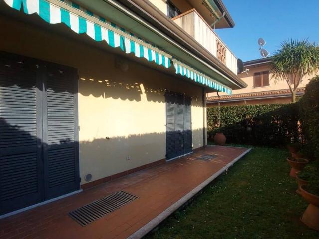 Villa Schiera in vendita a Marina di Massa, Marina Di Massa