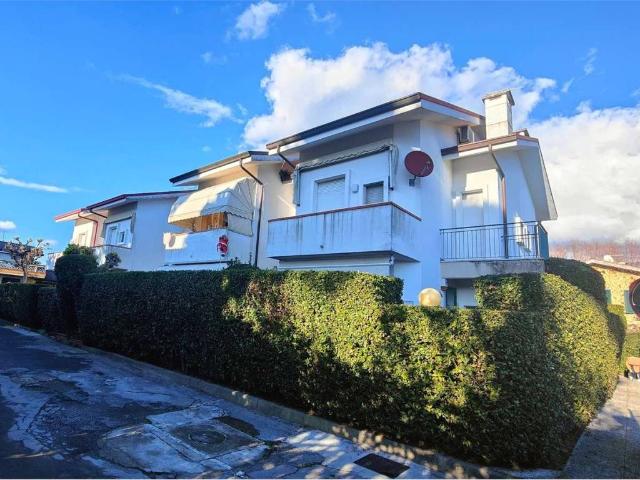 Villa Schiera in vendita a Marina Di Massa, Toscana