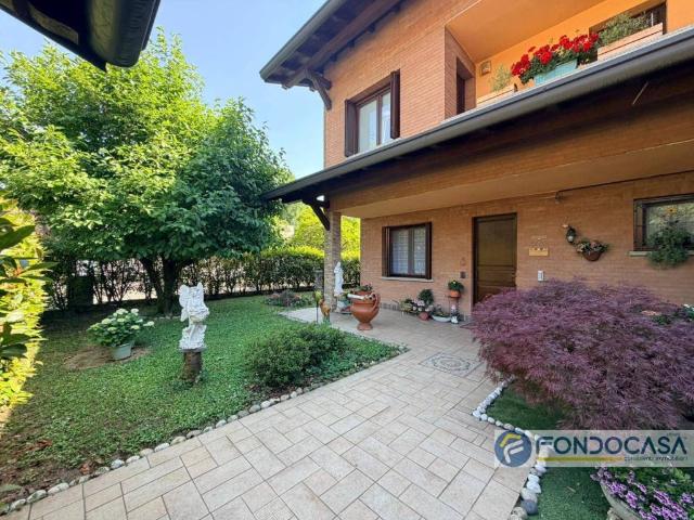 Villa Schiera in vendita a Meda, Lombardia