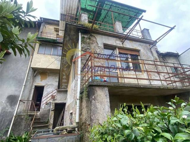 Villa Indipendente in vendita a Meina, Novara