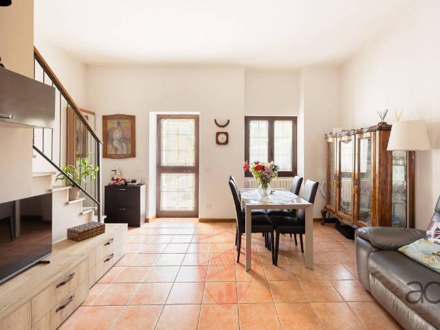 Ville Schiera in vendita a Milano, Lorenteggio