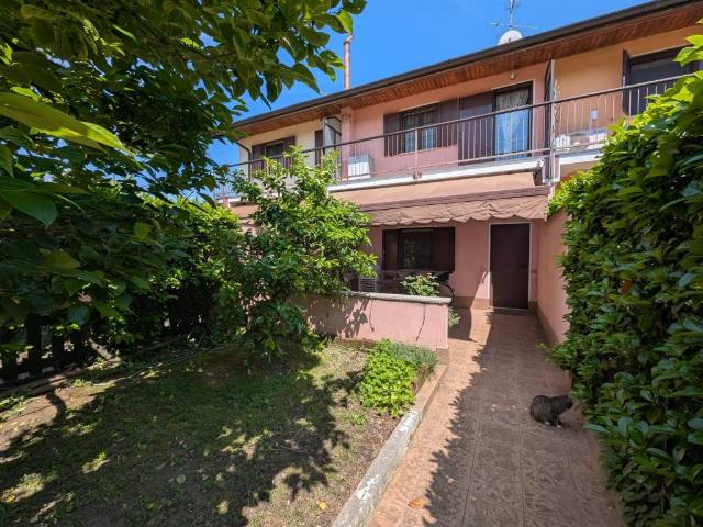 Ville Schiera in vendita a Milano, Lorenteggio