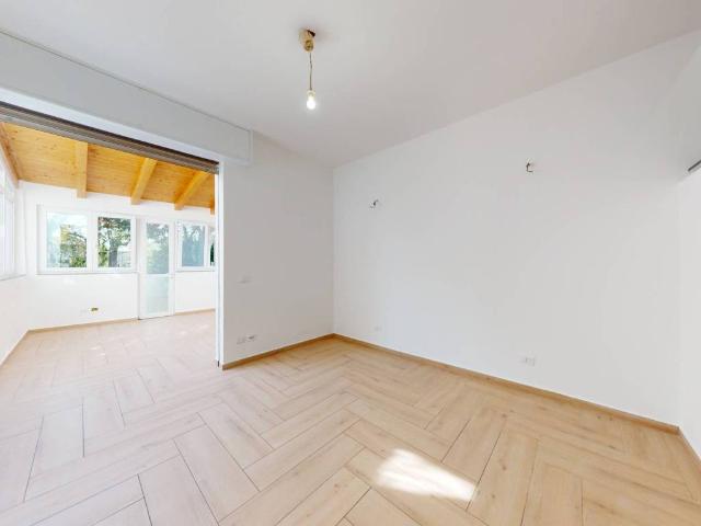 Ville Schiera in vendita a Milano, Lorenteggio