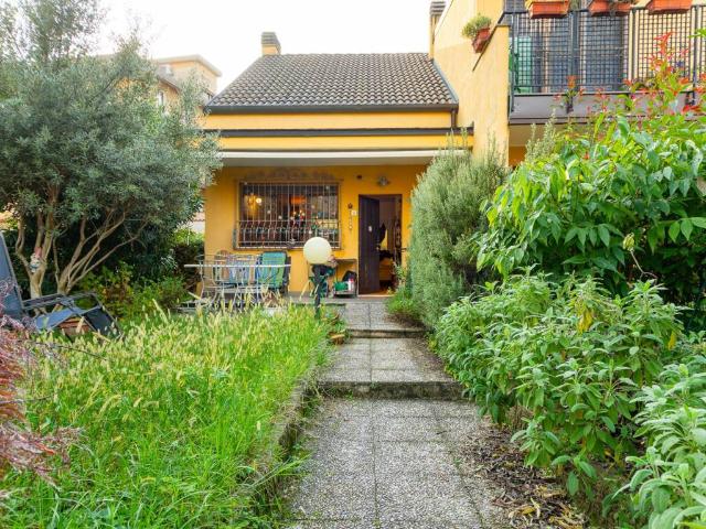 Ville Schiera in vendita a Milano, Dergano