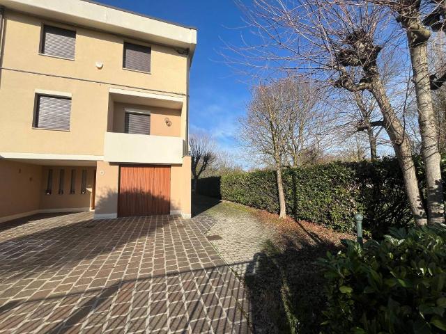 Villa Schiera in vendita a Unione Comuni Modenesi Area Nord, Mirandola