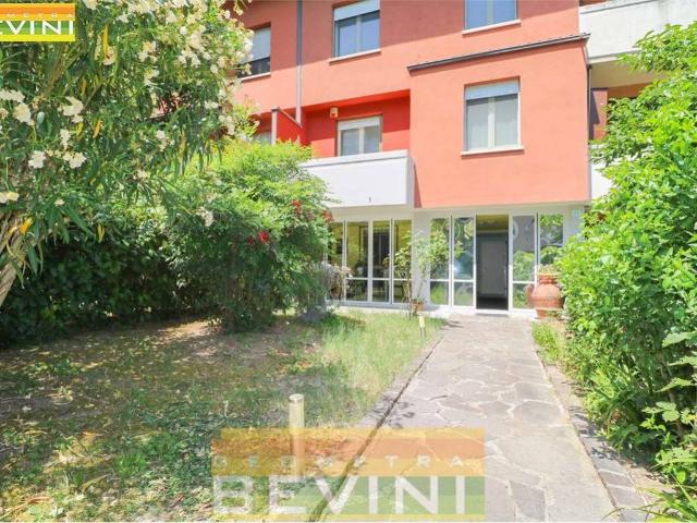 Villa Schiera in vendita a Crocetta-San Lazzaro-Modena Est, Modena