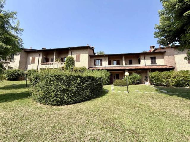 Villa Schiera in vendita a Monguzzo, Lombardia