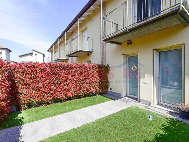 Villa Schiera in vendita a Monguzzo, Lombardia