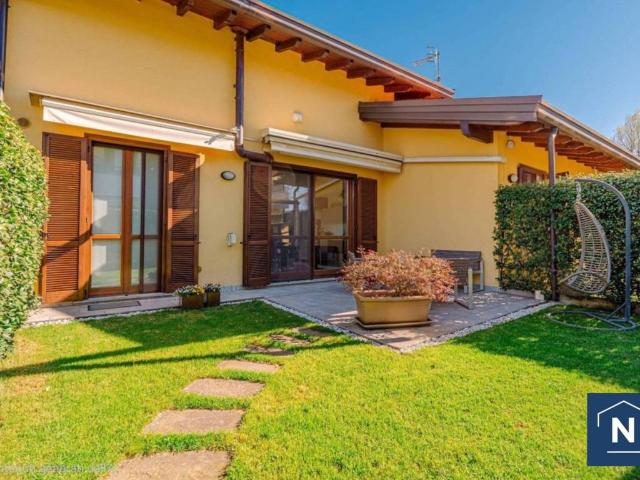 Villa Schiera in vendita a Lucino, Montano Lucino