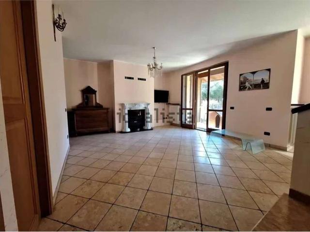 Villa Schiera in vendita a Lucino, Montano Lucino