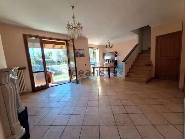 Villa Schiera in vendita a Lucino, Montano Lucino