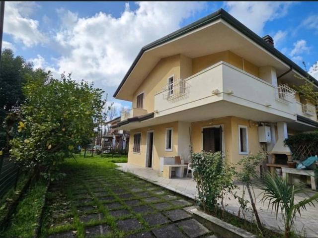 Villa Schiera in vendita a Montignoso, Toscana
