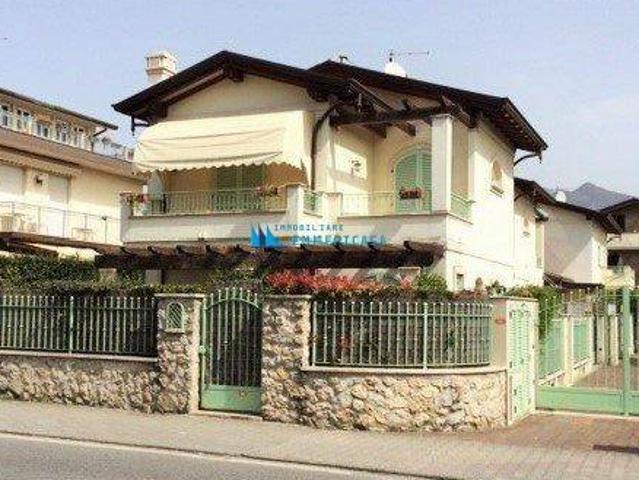 Villa Schiera in vendita a Montignoso, Toscana