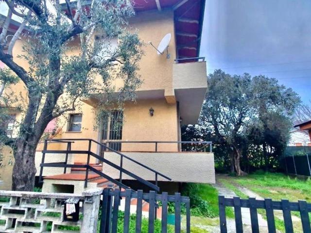 Villa Schiera in vendita a Debbia, Montignoso