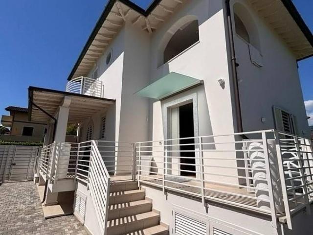 Villa Schiera in vendita a Montignoso, Toscana
