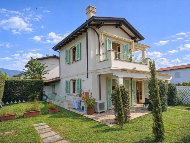 Villa Schiera in vendita a Montignoso, Toscana