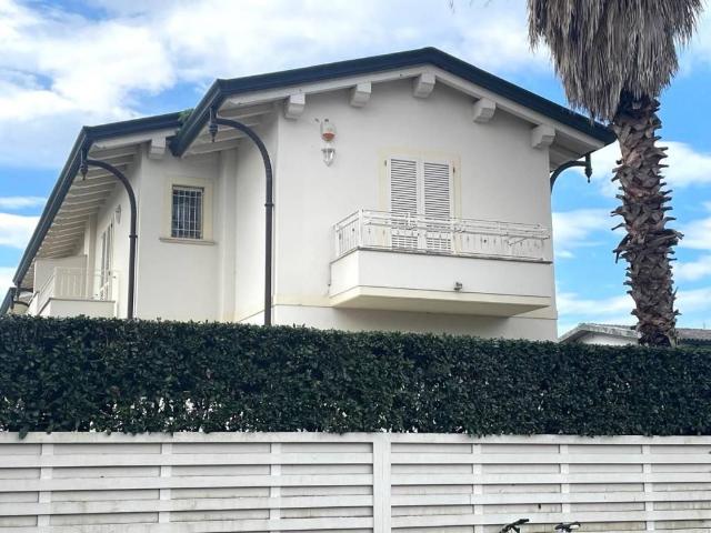 Villa Schiera in vendita a Montignoso, Toscana