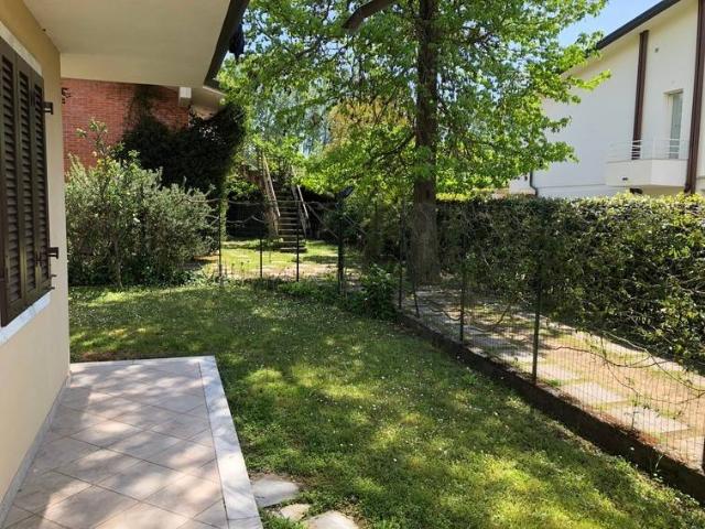 Villa Schiera in vendita a Montignoso, Toscana