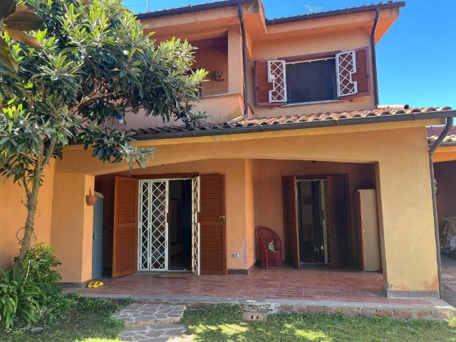 Villa Schiera in vendita a Belvedere Lidia, Nepi