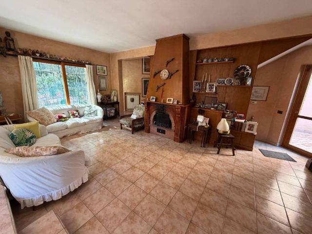 Villa Schiera in vendita a Nepi, Lazio