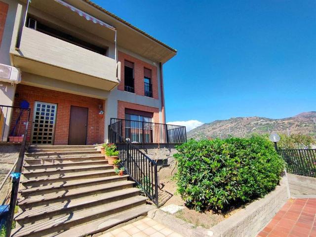 Villa Schiera in vendita a Nizza Di Sicilia, Sicilia