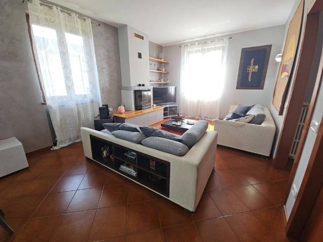 Villa Schiera in vendita a Oltrona San Mamette, Lombardia