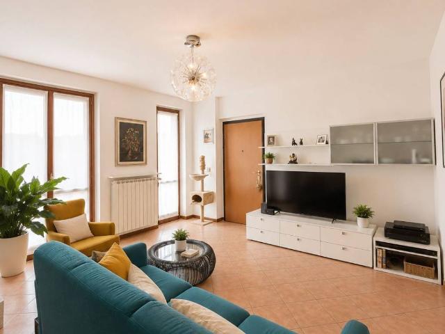 Villa Schiera in vendita a Oltrona San Mamette, Lombardia