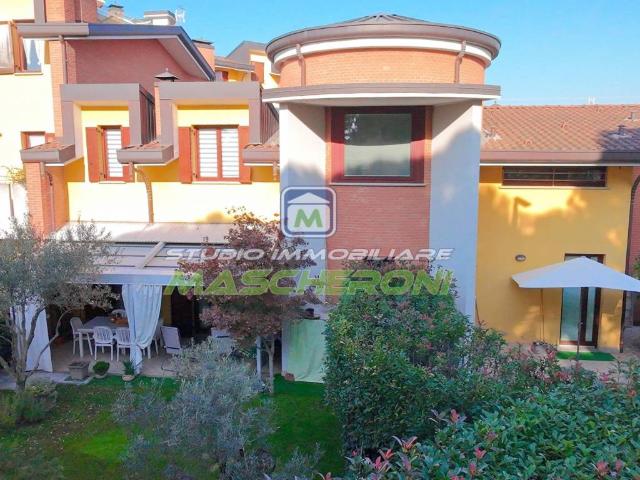 Ville Schiera in vendita a Paderno Dugnano, Villaggio Gaggiolo