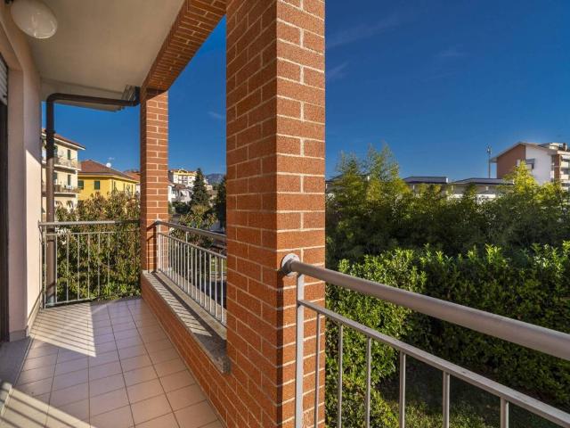 Villa Schiera in vendita a San Luigi, Piemonte