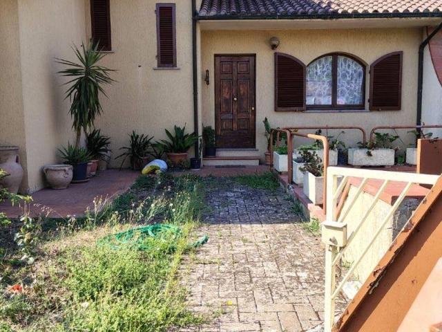 Villa Schiera in vendita a Unione di Comuni Montani Colline del Fiora, Pitigliano