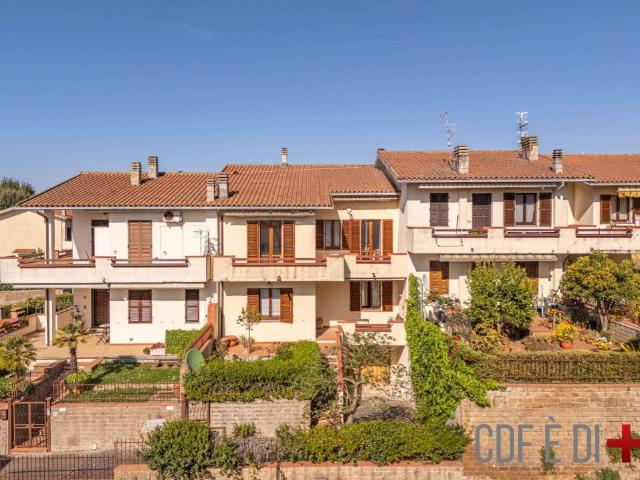 Villa Schiera in vendita a Unione di Comuni Montani Colline del Fiora, Pitigliano