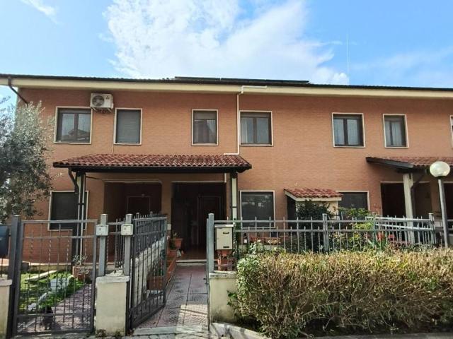 Villa Schiera in vendita a Poggio Mirteto, Lazio